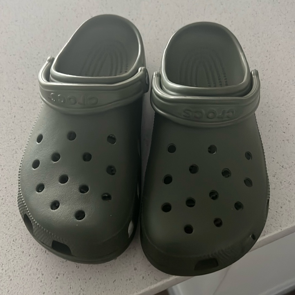 Crocs Classic Clogs Adult Unisex Size W10/M8 Green Lightweight EUC